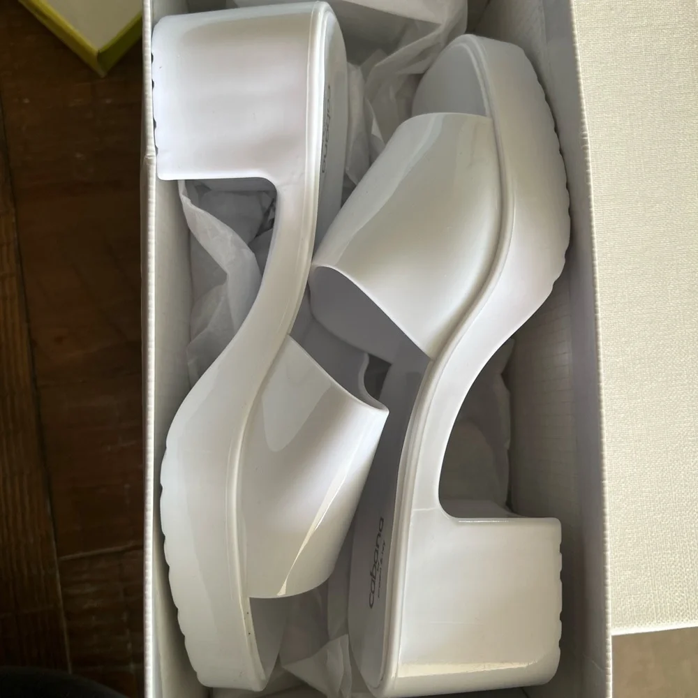 White Platform Shoes with Chunky Sole and Minimalist Design - Picture 1 of 2